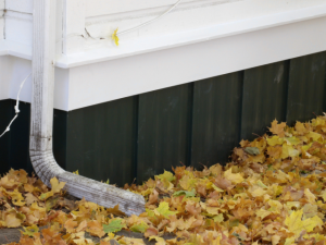 Skirting around the corner of a home